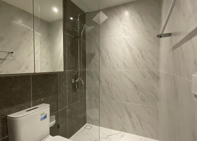 Modern bathroom with a walk-in shower and marble tiles
