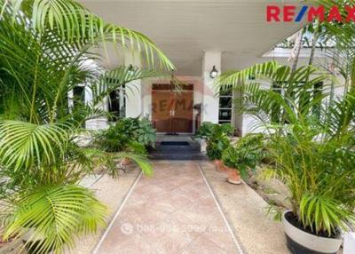 500 Sqm., 4 Beds Townhouse listed for ฿ 65,000,000.