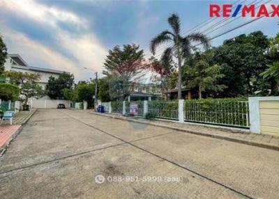 500 Sqm., 4 Beds Townhouse listed for ฿ 65,000,000.