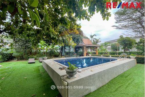 500 Sqm., 4 Beds House listed for ฿ 65,000,000.