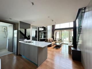 Modern Open Plan Living Room with Integrated Kitchen and Wooden Flooring