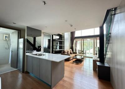 Modern Open Plan Living Room with Integrated Kitchen and Wooden Flooring