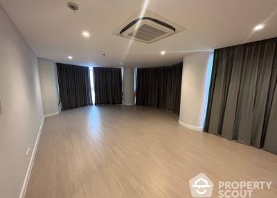 2-BR Condo at Nusa State Tower Condominium near BTS Saphan Taksin