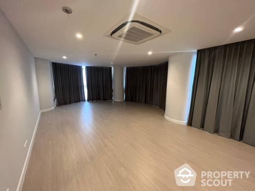 2-BR Condo at Nusa State Tower Condominium near BTS Saphan Taksin