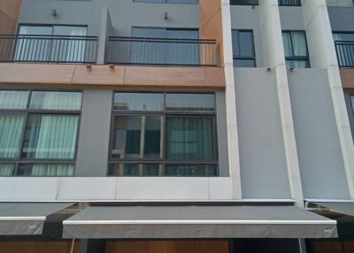 3 Bed 4 Bath 185 sqm 20 Sqw Townhouse For Sale