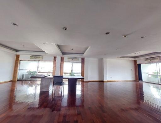 4 Bedroom Duplex Apartment For Rent in Sathorn