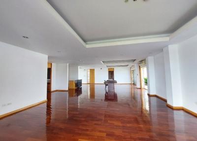 4 Bedroom Duplex Apartment For Rent in Sathorn