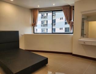 President Park  3 Bedroom Condo in Phrom Phong