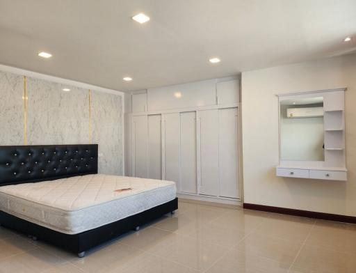 President Park  3 Bedroom Condo in Phrom Phong