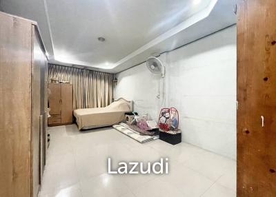 4 beds 3 baths 3.5 story building near MRT Rama9