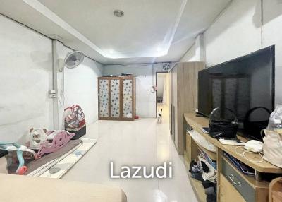 4 beds 3 baths 3.5 story building near MRT Rama9