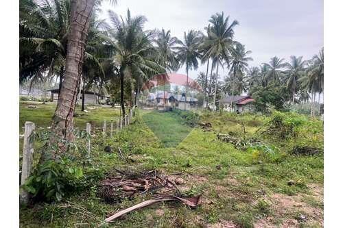 Land for sale only 250 meters to the Beach