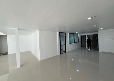 For Rent Bangkok Retail New Phetchaburi BTS Asok MRT Phetchaburi Ratchathewi