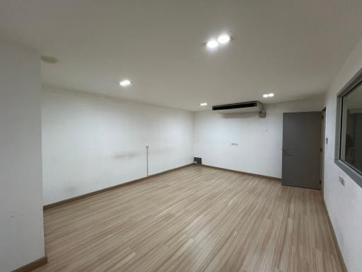 For Rent Bangkok Retail New Phetchaburi BTS Asok MRT Phetchaburi Ratchathewi