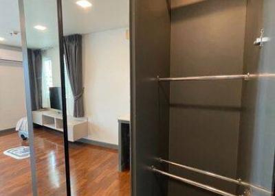 1-BR Condo at Baan Siri Silom near BTS Surasak