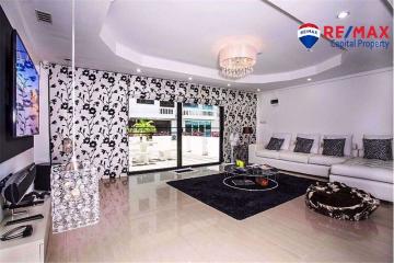 Spacious and elegantly decorated living room with modern furniture and ample natural light