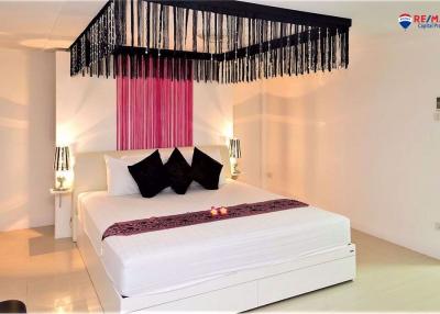 Elegantly decorated bedroom with a king-sized bed and modern design