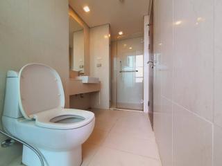 Modern bathroom with neutral color tiles and ample lighting