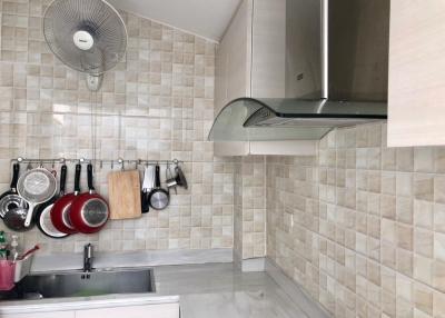 Modern kitchen with stainless steel sink and tile backsplash
