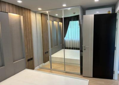 Modern bedroom with mirroring wardrobe doors and sleek interior design