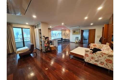 Spacious Unit in Asoke Renovate to be your own style