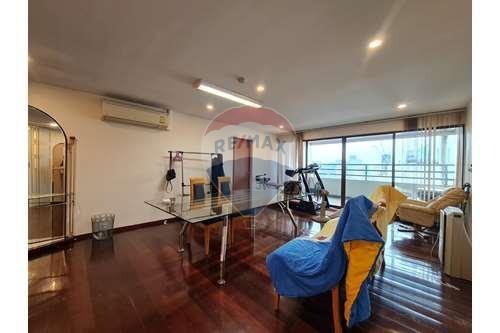 Spacious Unit in Asoke Renovate to be your own style