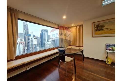 Spacious Unit in Asoke Renovate to be your own style