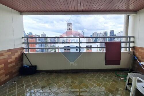 Spacious Unit in Asoke Renovate to be your own style