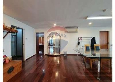 Spacious Unit in Asoke Renovate to be your own style