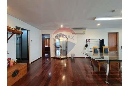 Spacious Unit in Asoke Renovate to be your own style