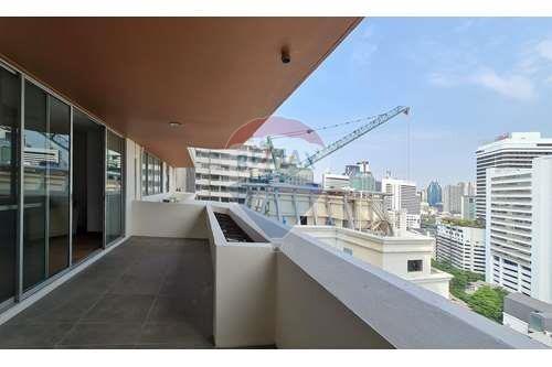 Prime Sukhumvit Condo with a Big Balcony.