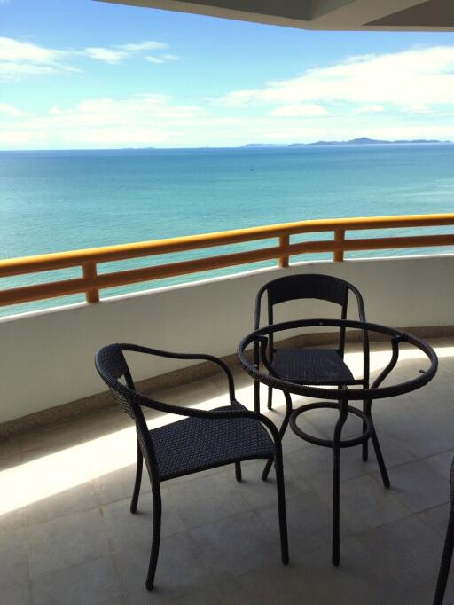 Gorgeous 3-bedroom condo directly on the beach