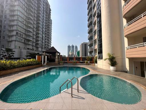 4-bedroom spacious condo for sale in Phromphong area