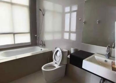 2 ห้องนอน, 2 ห้องน้ำ คอนโด ราคา ฿ 26,000/เดือน