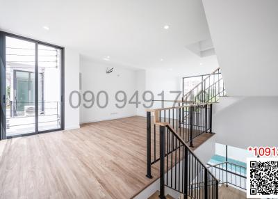 Spacious and bright living room with balcony access and modern finishes