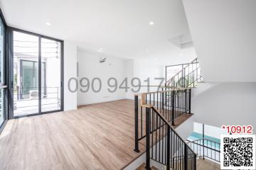 Spacious and bright living room with balcony access and modern finishes