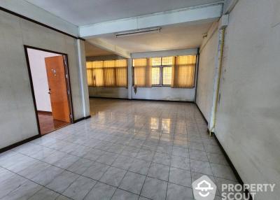 1-BR Townhouse at Private Building near BTS Bearing