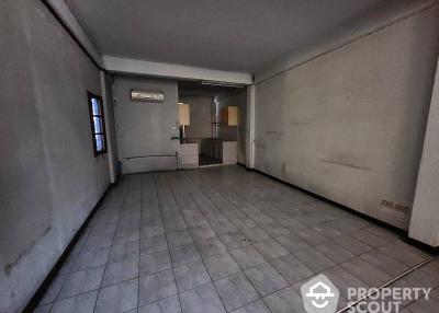 1-BR Townhouse at Private Building near BTS Bearing