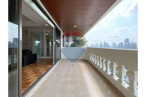 4 bed pet allowed private rooftop BTS phrompong