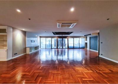 Spacious 4+1BR Baan Sathorn Condominium - Pet-Friendly and Unfurnished - 920071001-12599