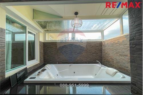 286 Sqm., 4 Beds House listed for ฿ 14,000,000.