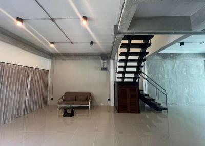 Modern 3-Bed Townhouse: Nong Khwai Rental