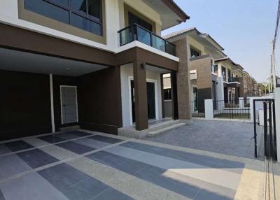 Three-Bed, Three-Bath House: Karnkanok 12 Phase 3 Rental