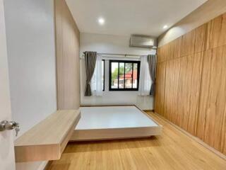 Downtown Chiang Mai twin house for sale with built-in furniture, curtains, ACs, full hot/cold water system. Don