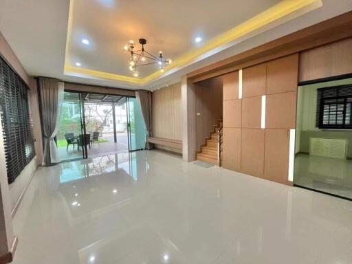 Downtown Chiang Mai twin house for sale with built-in furniture, curtains, ACs, full hot/cold water system. Don