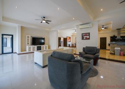 6 Bed House For Sale In East Pattaya - Santa Maria