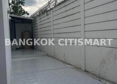 Townhouse at Baan Klang Muang Nawamin 42 for sale