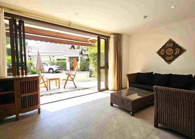 Spacious living room with natural light and access to the outdoor area
