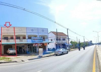 Commercial building next to Aphai Borirak Road (Phatthalung-Lampam)