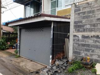 Commercial building next to Soi Muang Mai Road